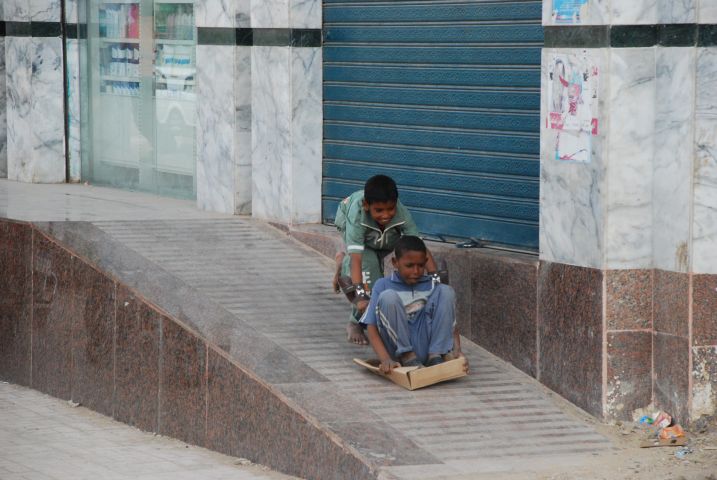 Zwei Jungen spielen auf der Rampe eines Supermaktes in Assuan