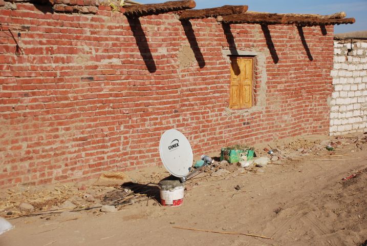 Eine in einen Plastikkübel einbetonierte Satellitenschüssel