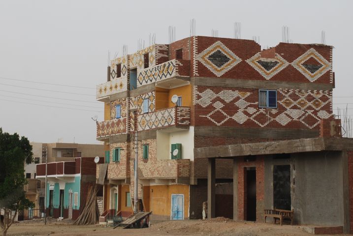 Haus mit Mosaikmauern im Bau