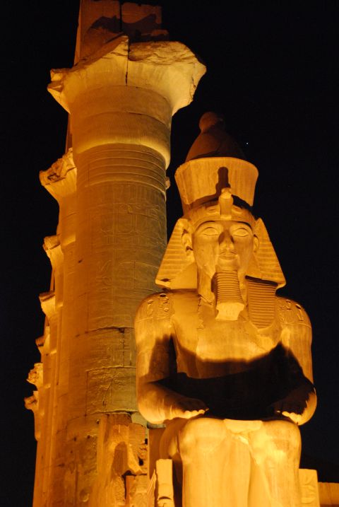 Ramses-Statue vor dem Säulengang