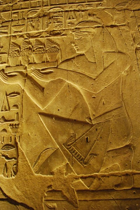 Die Beleuchtung arbeitet das Relief besonders deutlich heraus