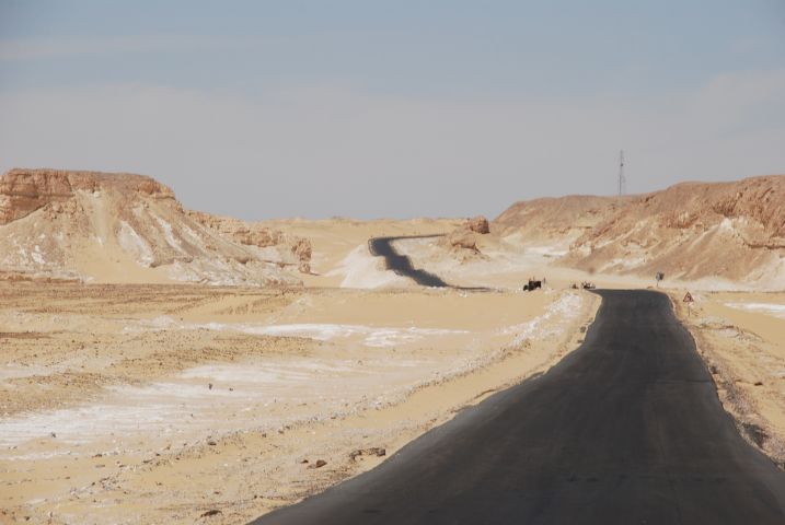 Dieses wallende Strassenband führt aus der Farafra-Senke hinaus