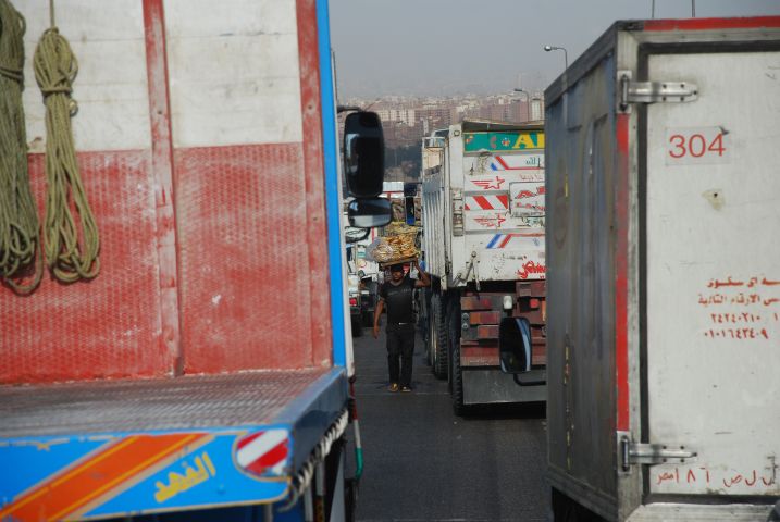Ambulanter Verkäufer in Kairos chaotischem Verkehr
