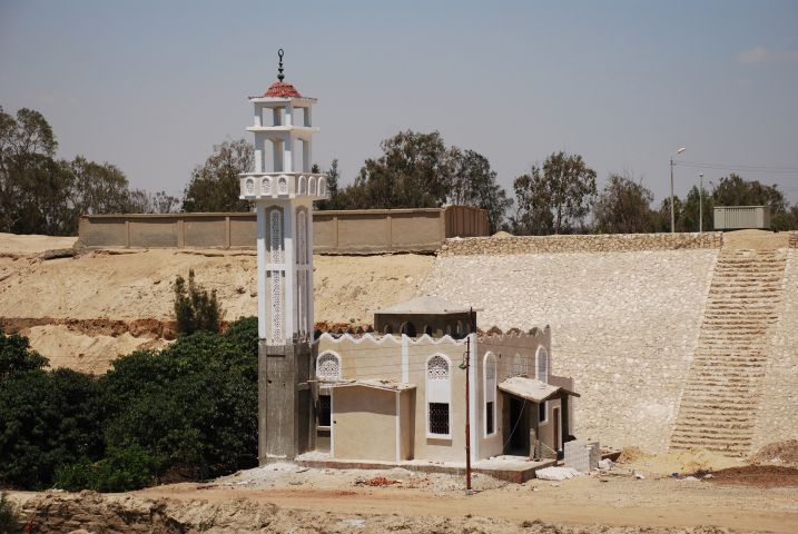 Kleine Moschee an einem Kanal bei Ismailia