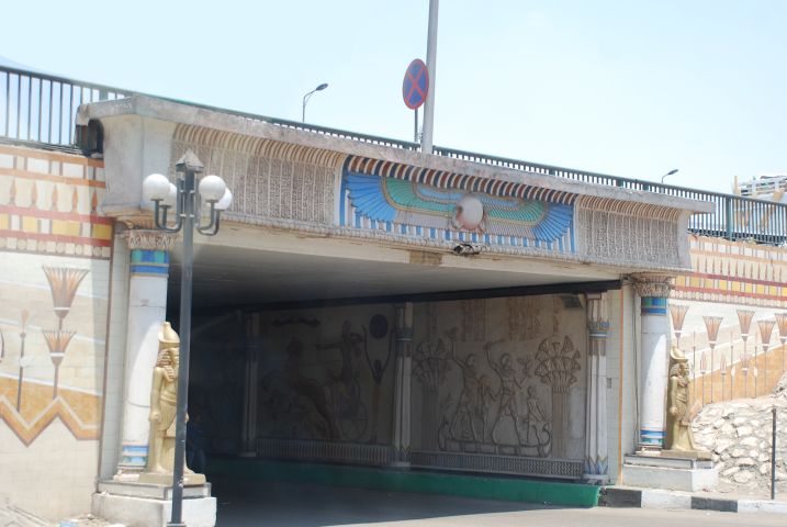 Mit Reliefs hübsch geschmückte Unterführung in Heliopolis in der Nähe des Kairoer Flughafens