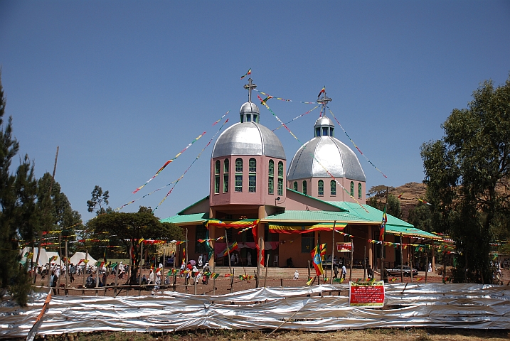 Mit farbigen Bändern geschmückte Kirche in Akaki bei Addis Ababa