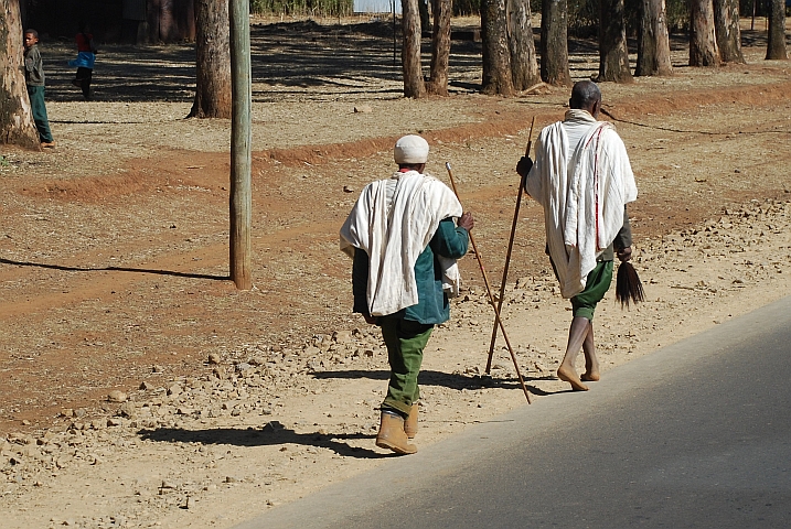 Zwei Männer unterwegs zwischen Debre Markos und Dembecha auf dem Weg nach Bahir Dar
