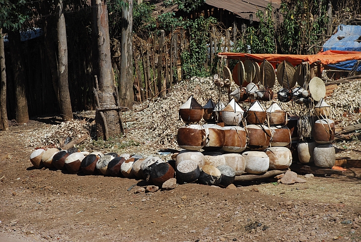 Verkaufsstand mit fellbesetzten Gefässen am Strassenrand bei Dembecha