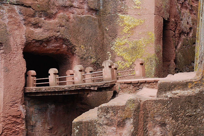 Der Eingang zur Bet Gebriel-Rafael-Felsenkirche in Lalibela führt über eine Holzbrücke