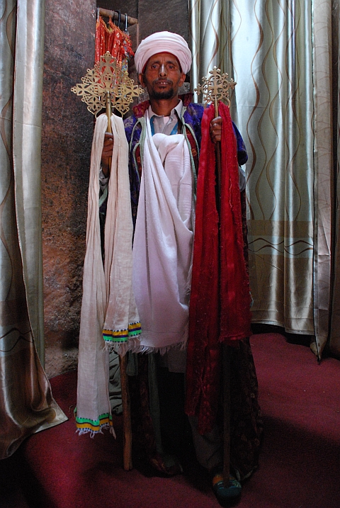 Ein Orthodoxer Priester in Lalibela posiert mit den Regalien der Kirche