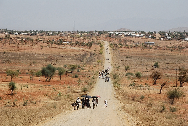 Von Menschen bevölkerte Zufahrt nach Yechilay auf halbem Weg von Lalibela nach Axum
