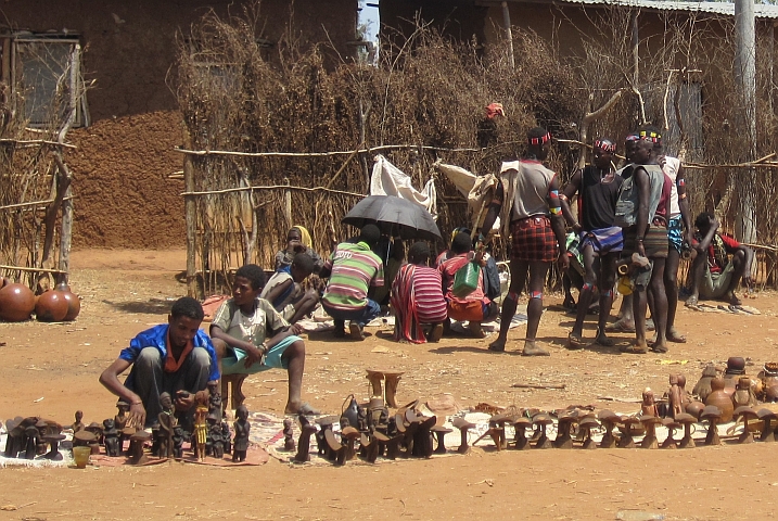 Souvenir-Verkäufer auf dem Markt in Key Afer im südlichen Omo