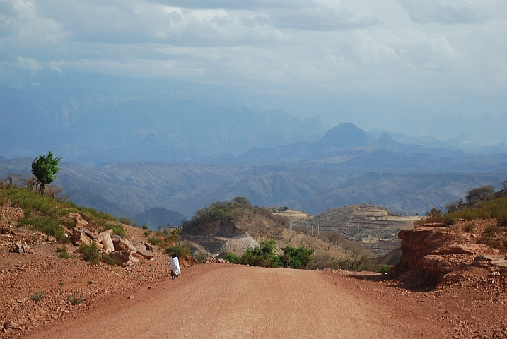 Bei Adi Gabru beginnt der Abstieg der Piste ins Tal des Tekeze, dahinter thronen bereits die Simien Mountains