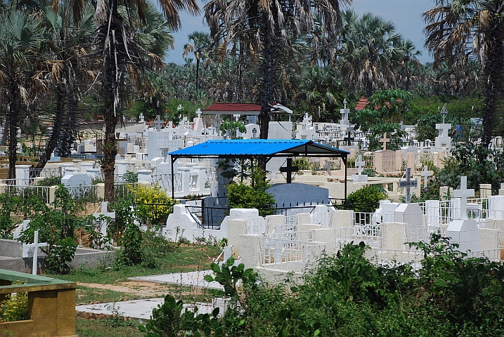 Grosser Friedhof an der nördlichen Ausfallstrasse von Bujumbura nach Cibitoke