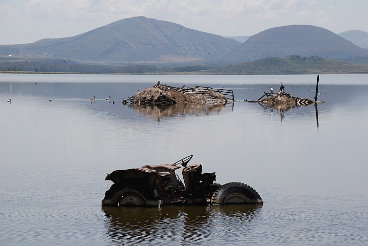 Überreste eines Traktors und Dächer im Lake Elmentaita