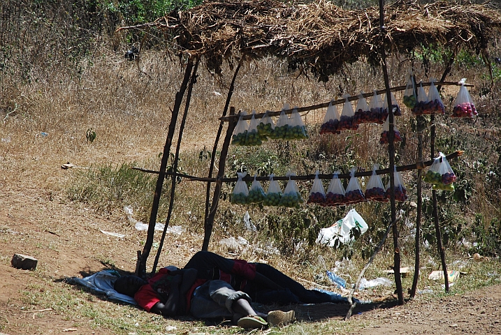 Friedlich schlafende Früchteverkäufer am Strassenrand