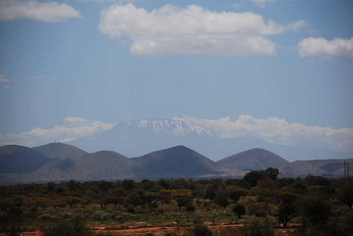Der Kilimajaro am Mittag, von Makindu aus gesehen