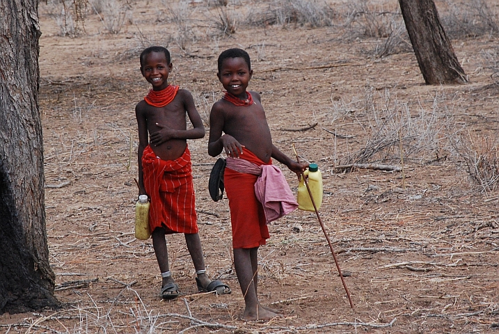 Zwei Samburujungen zwischen Ilmoit und Illaut auf dem Weg nach South Horr