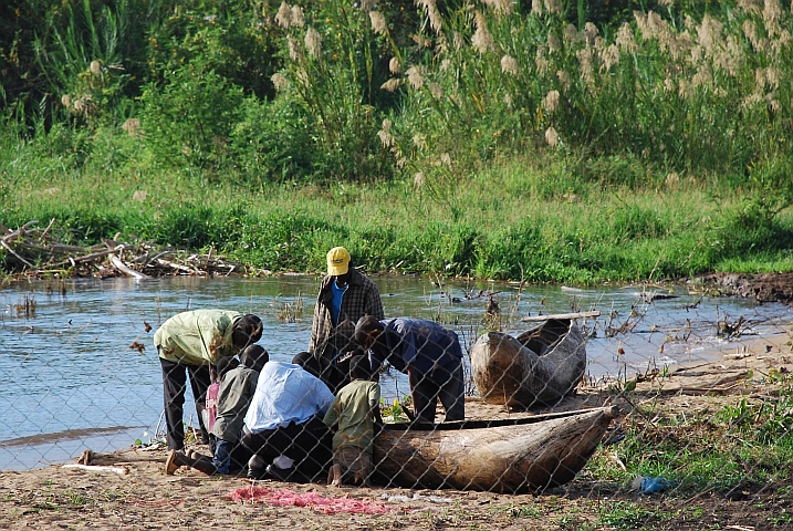 Fischer begutachten den morgendlichen Fang