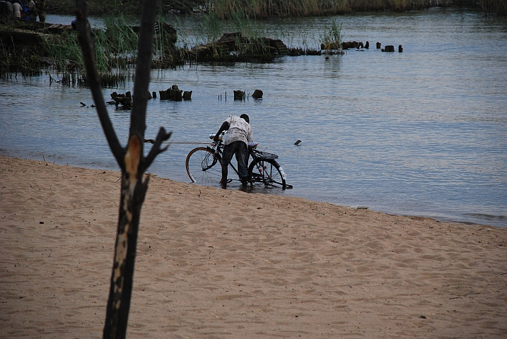 Am Strand werden auch Velos gewaschen