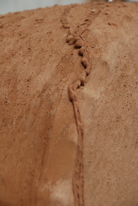 Vom Regen gestaltete Erdskulptur auf der Ersatzradabdeckung
