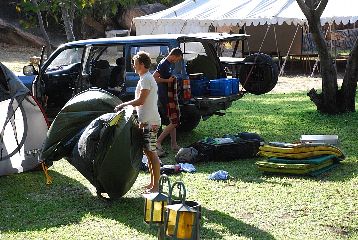 Tim und Tom packen zusammen
