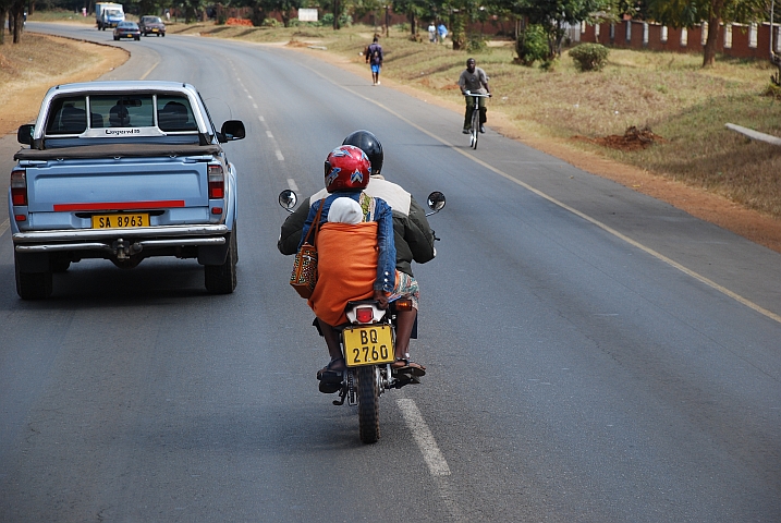 Auch auf dem Motorrad reist das Kind auf dem Rücken der Mutter