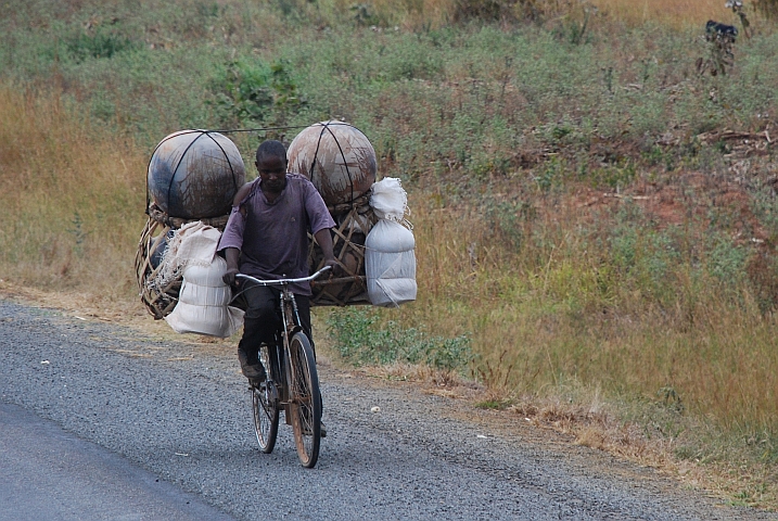 Gütertransport mit dem Velo, zwischen Lilongwe und Dedza