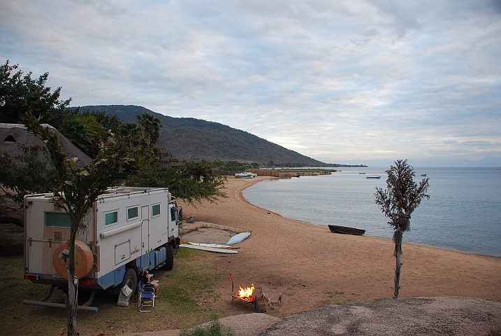 Wir campieren direkt am Strand des Malawisees