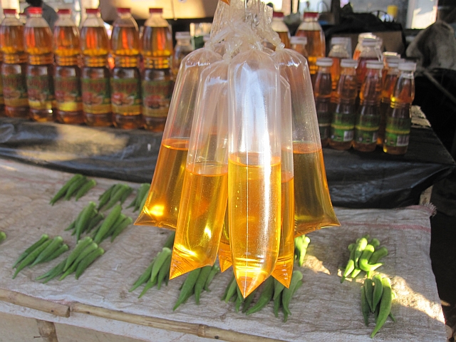 Speiseöl wird in Malawi auf dem Markt auch in Plastiksäckchen verkauft