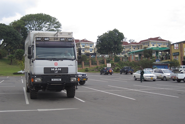 Obelix vor dem geschlossenen Chichiri Shopping Center