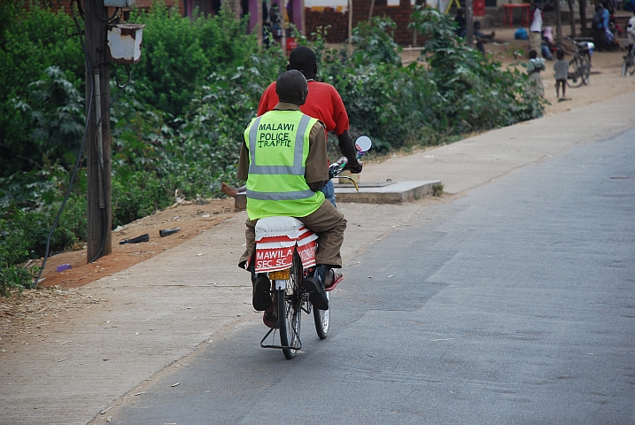 Streifenpolizist mit dem Velotaxi unterwegs