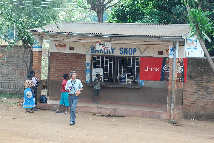 In Zomba kauft Thomas Brot