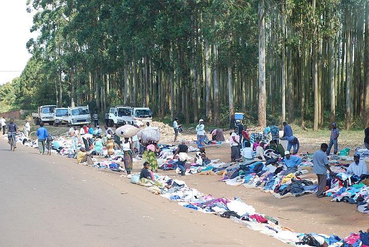Verkauf von (gespendeten?) Altkleidern einige Kilometer südlich von Limbe