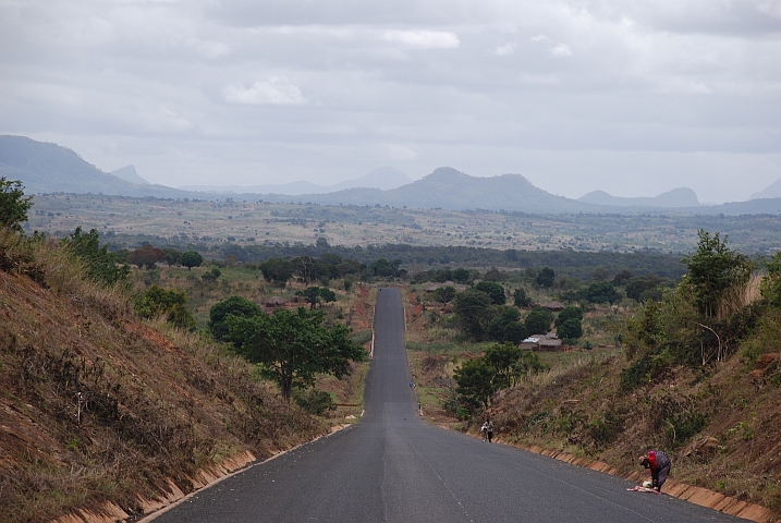 Perfekte Teerstrasse zwischen Nampevo und Alto Molócuè