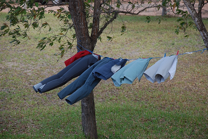 Unsere vom Wind aufgeblasenen Hosen trocknen an der Wäscheleine