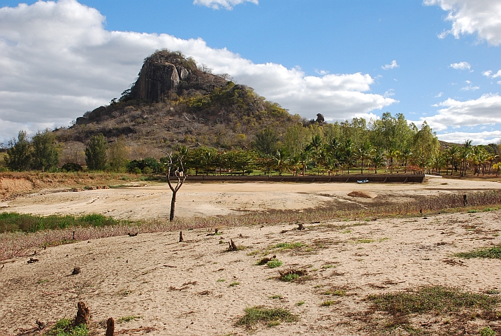 Das Böötchen liegt an der nun trockenliegenden Kaimauer
