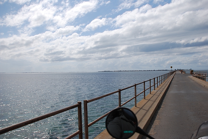 Auf der Brücke zur Mosambik Insel