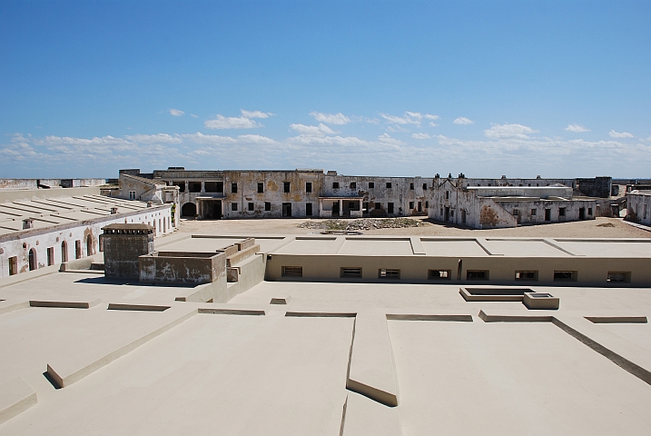 Das Fort mit den teilweise bereits renovierten Dachflächen um Regenwasser zu sammeln