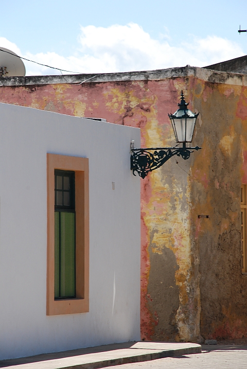 Renoviertes Gebäude vor altem Gemäuer