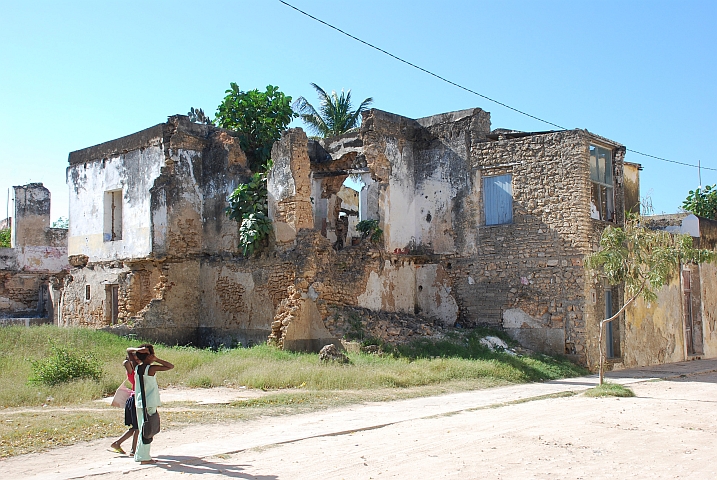 Eines der zahlreichen zerfallenden Gebäude auf der Ilha de Moçambique 