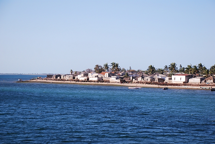 Blick von der Brücke auf die Lehmstadt von Ilha de Moçambique