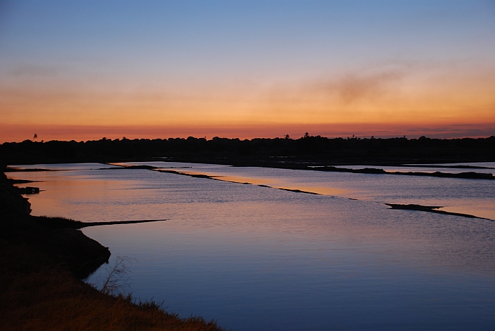 Abendstimmung über der Saline von Lumbo bei Ilha de Moçambique auf dem Festland