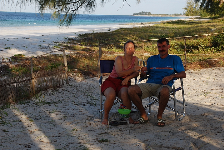 Wir stossen zu unserem 22. Hochzeitstag mit einem Glas Champagner an