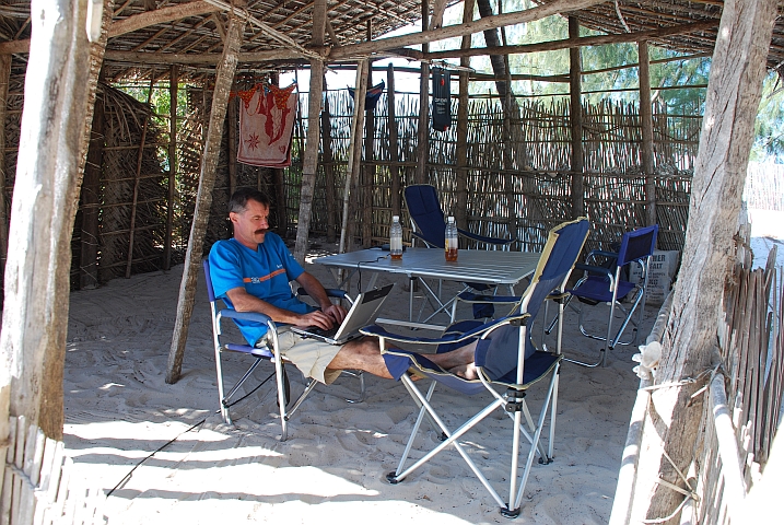 Thomas sitzt draussen am Laptop