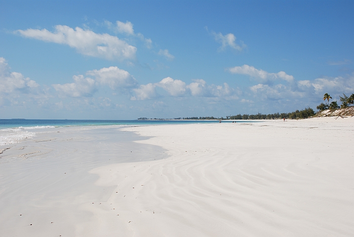 Ein traumhaft weisser, breiter Sandstrand