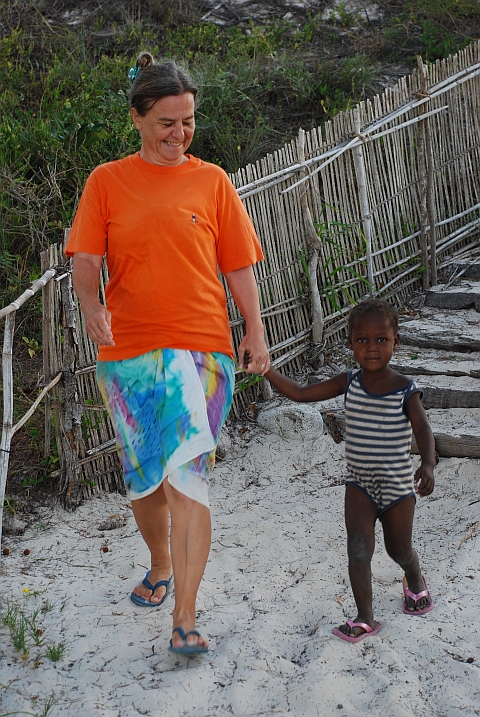 Isabella mit der kleinen Tochter von Japume, unserem Gastgeber, an der Hand