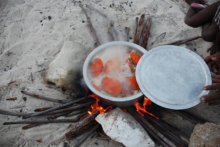 Krabben kochen auf offenem Feuer am Strand
