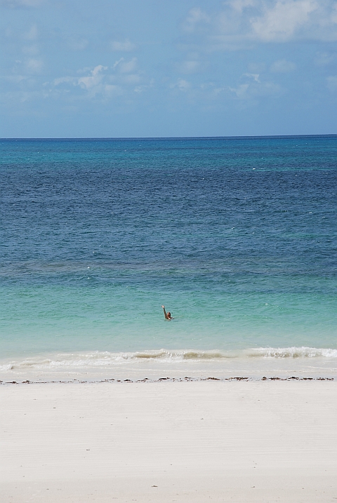 Isabella badet im Meer