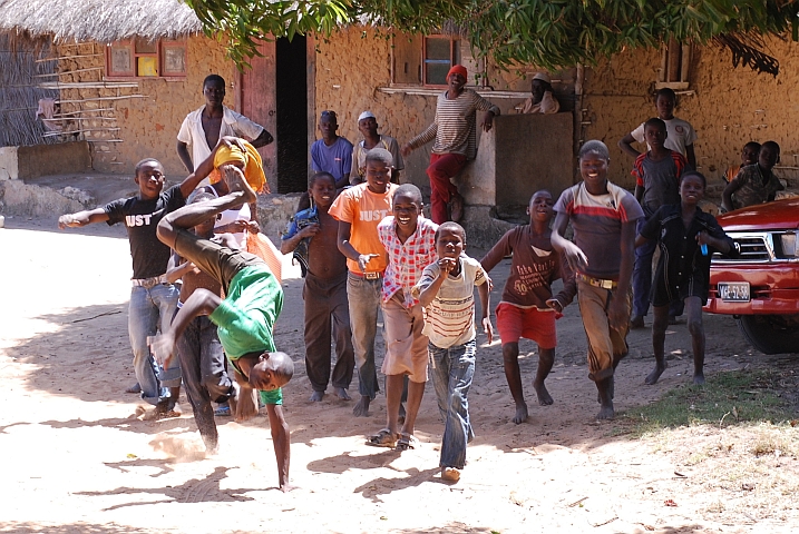 Übermütige Dorfjugend zwischen Chocas Mar und Mossuril produziert sich
